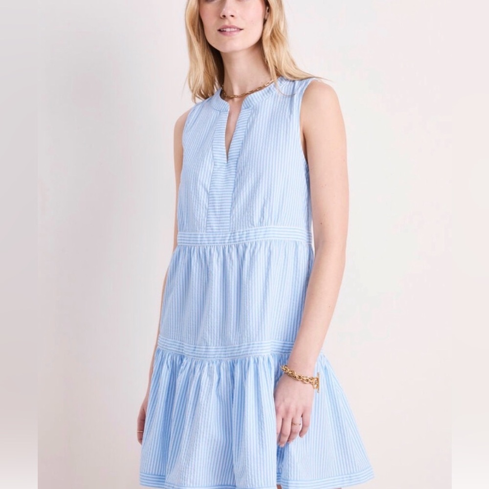Vineyard Vines blue seersucker drop waist tiered midi dress. Size L.